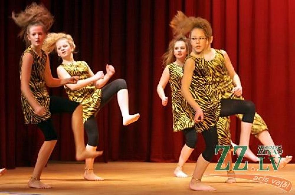 Ar mūsdienu deju jaunrades konkursu Jelgavas novadā sākušās skolu interešu izglītības kolektīvu skates. Savu meistarību Līvbērzes kultūras namā piektdien demonstrēja astoņas mūsdienu deju grupas no Elejas un Līvbērzes vidusskolām, Svētes...
