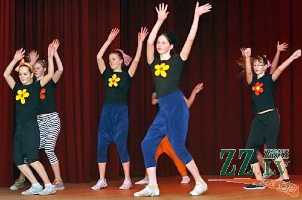 Ar mūsdienu deju jaunrades konkursu Jelgavas novadā sākušās skolu interešu izglītības kolektīvu skates. Savu meistarību Līvbērzes kultūras namā piektdien demonstrēja astoņas mūsdienu deju grupas no Elejas un Līvbērzes vidusskolām, Svētes...