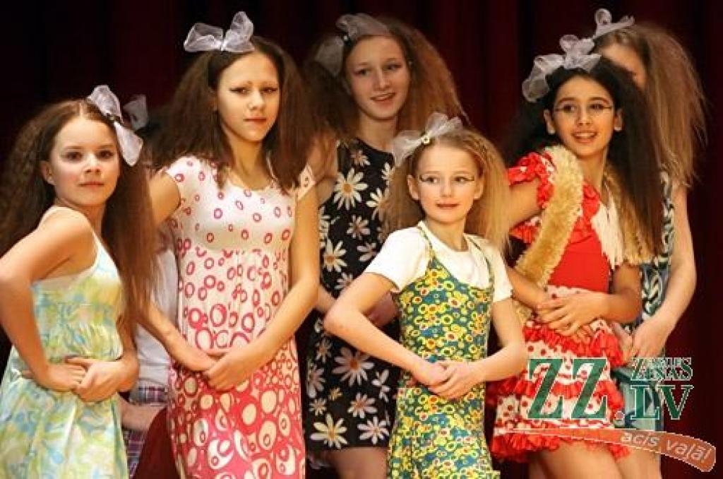 Ar mūsdienu deju jaunrades konkursu Jelgavas novadā sākušās skolu interešu izglītības kolektīvu skates. Savu meistarību Līvbērzes kultūras namā piektdien demonstrēja astoņas mūsdienu deju grupas no Elejas un Līvbērzes vidusskolām, Svētes...