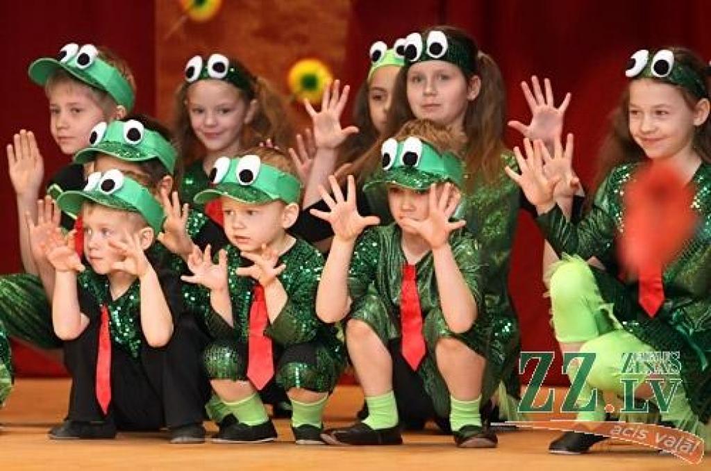 Ar mūsdienu deju jaunrades konkursu Jelgavas novadā sākušās skolu interešu izglītības kolektīvu skates. Savu meistarību Līvbērzes kultūras namā piektdien demonstrēja astoņas mūsdienu deju grupas no Elejas un Līvbērzes vidusskolām, Svētes...