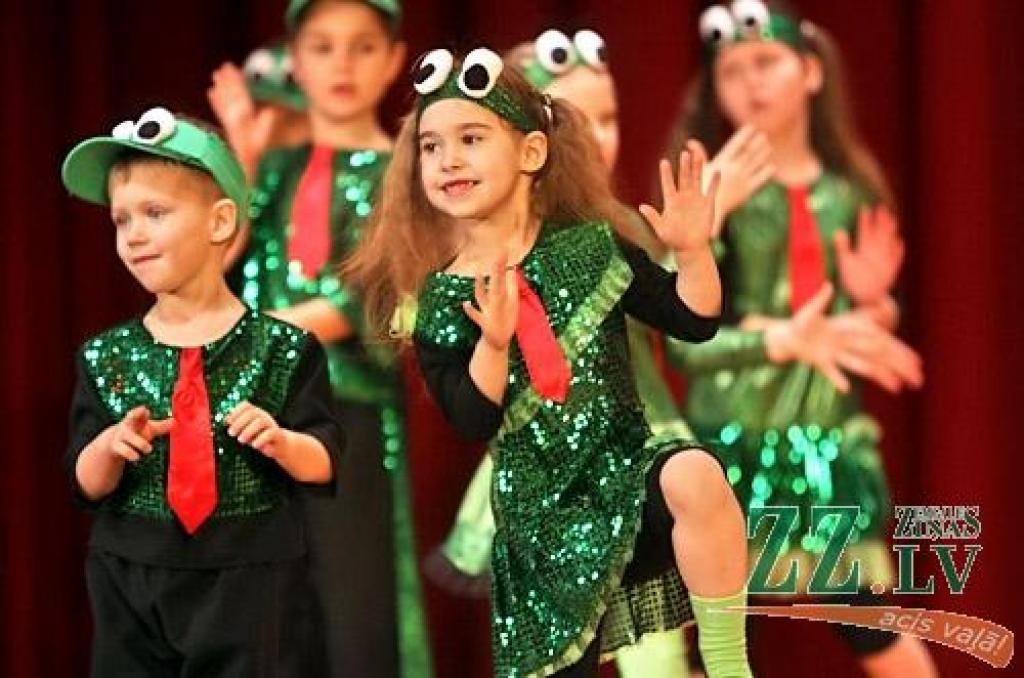 Ar mūsdienu deju jaunrades konkursu Jelgavas novadā sākušās skolu interešu izglītības kolektīvu skates. Savu meistarību Līvbērzes kultūras namā piektdien demonstrēja astoņas mūsdienu deju grupas no Elejas un Līvbērzes vidusskolām, Svētes...
