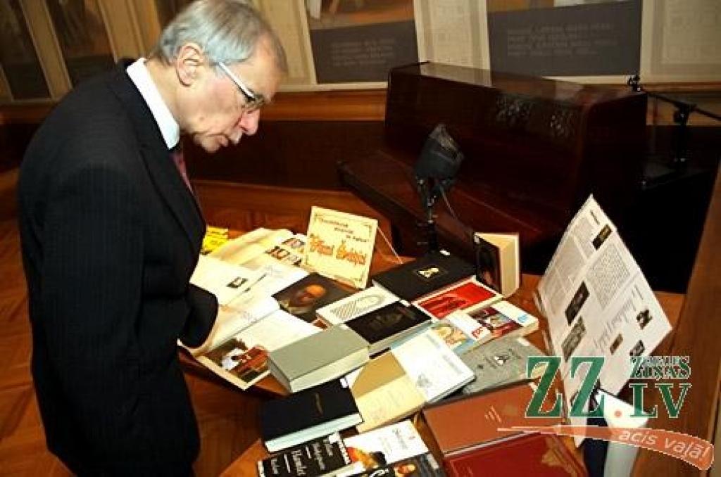 Ceturtdien Jelgavas Zinātniskās bibliotēkas galerijā atklāja Baņutas Ancānes Viljama Šekspīra sonetiem veidoto ilustrāciju izstādi. Tā ir pirmā mākslinieces viesošanās mūsu pilsētā. Šie darbi pagājušā gadsimta 90.gadu otrajā pusē tapa kā...