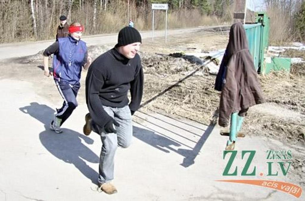 Svētdienas, 27. marta, pusdienlaikā, kad temperatūra ūdenī bija plus četri, bet gaisā – ap plus diviem grādiem, divi desmiti ziemas peldes cienītāju no Raganas, Ogres, Siguldas, Rīgas un Jelgavas piedalījās kluba «Pārlielupes roņi» sezonas...