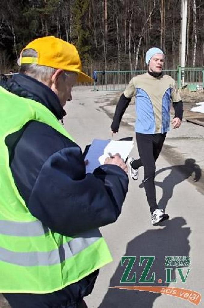 Svētdienas, 27. marta, pusdienlaikā, kad temperatūra ūdenī bija plus četri, bet gaisā – ap plus diviem grādiem, divi desmiti ziemas peldes cienītāju no Raganas, Ogres, Siguldas, Rīgas un Jelgavas piedalījās kluba «Pārlielupes roņi» sezonas...