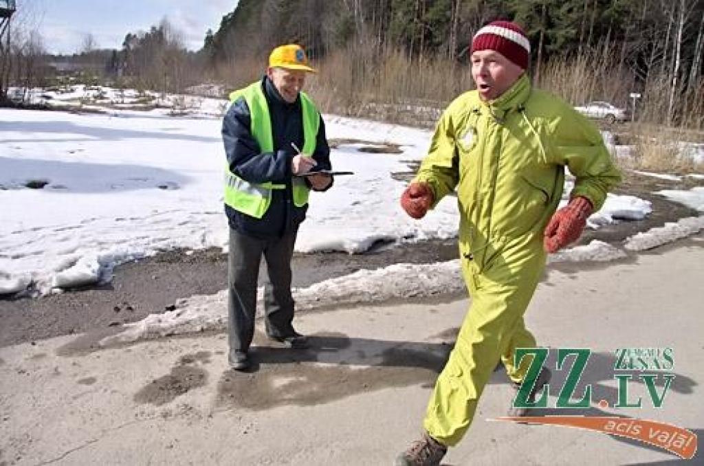 Svētdienas, 27. marta, pusdienlaikā, kad temperatūra ūdenī bija plus četri, bet gaisā – ap plus diviem grādiem, divi desmiti ziemas peldes cienītāju no Raganas, Ogres, Siguldas, Rīgas un Jelgavas piedalījās kluba «Pārlielupes roņi» sezonas...