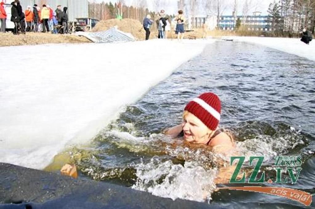 Svētdienas, 27. marta, pusdienlaikā, kad temperatūra ūdenī bija plus četri, bet gaisā – ap plus diviem grādiem, divi desmiti ziemas peldes cienītāju no Raganas, Ogres, Siguldas, Rīgas un Jelgavas piedalījās kluba «Pārlielupes roņi» sezonas...