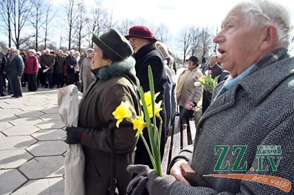 Piektdien, 25.martā, represētos, citus jelgavniekus un apkārtējo novadu iedzīvotājus pulcēja atceres brīdis Svētbirzē, godinot Komunistiskā genocīda upurus. Pasākumā piedalījās arī pašvaldību vadības pārstāvji - Jelgavas pilsētas Domes...