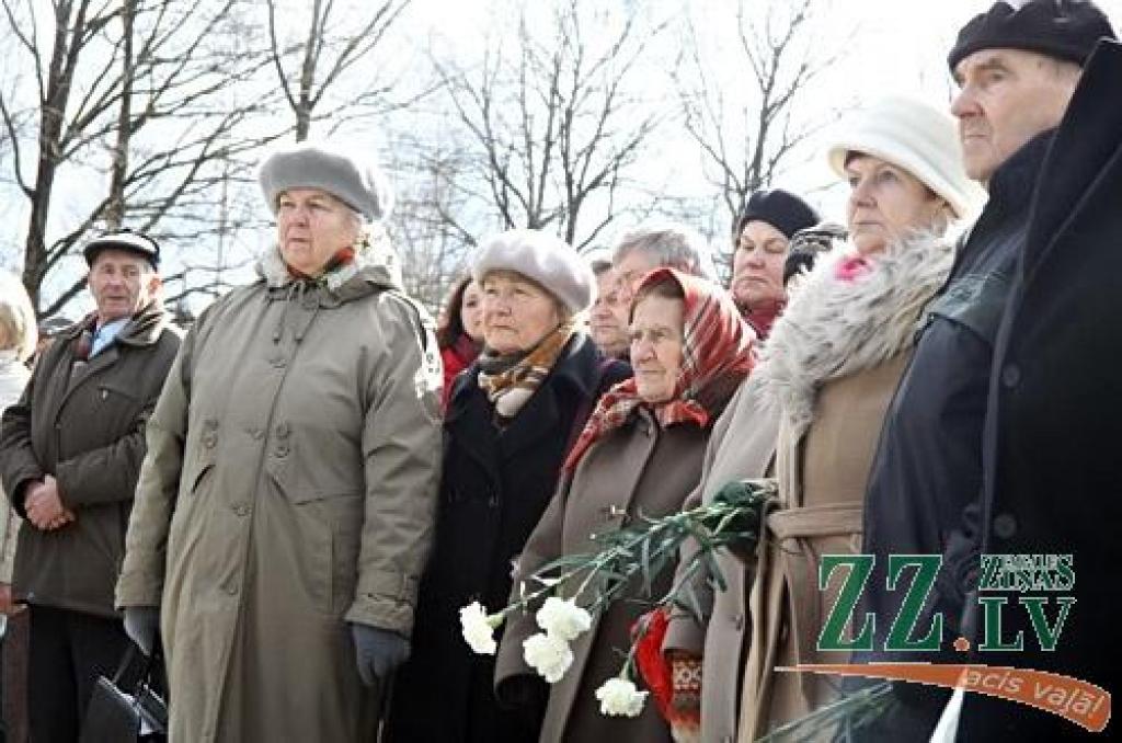 Piektdien, 25.martā, represētos, citus jelgavniekus un apkārtējo novadu iedzīvotājus pulcēja atceres brīdis Svētbirzē, godinot Komunistiskā genocīda upurus. Pasākumā piedalījās arī pašvaldību vadības pārstāvji - Jelgavas pilsētas Domes...