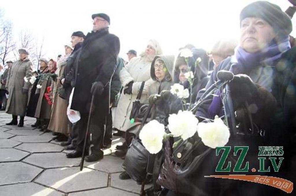 Piektdien, 25.martā, represētos, citus jelgavniekus un apkārtējo novadu iedzīvotājus pulcēja atceres brīdis Svētbirzē, godinot Komunistiskā genocīda upurus. Pasākumā piedalījās arī pašvaldību vadības pārstāvji - Jelgavas pilsētas Domes...