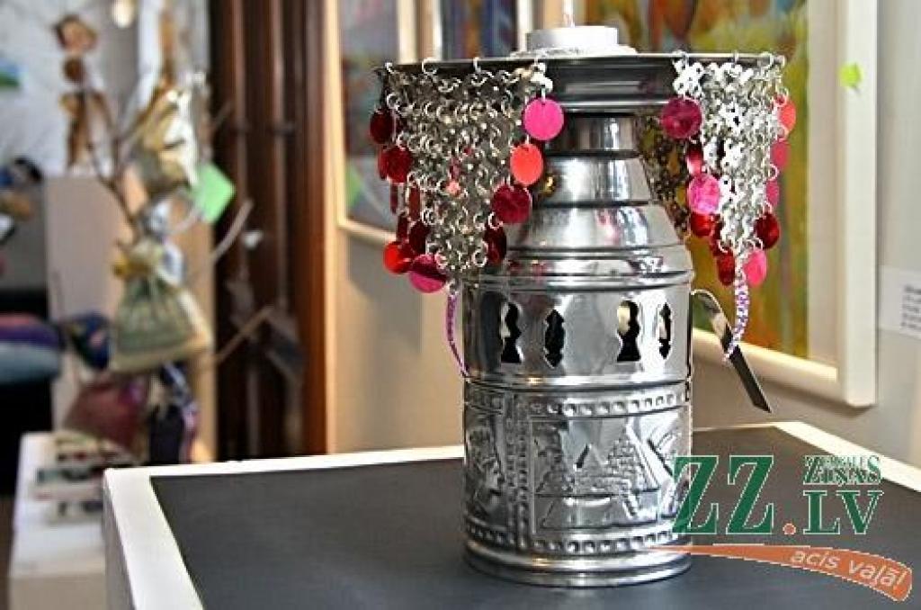 Ģederta Eliasa Jelgavas Vēstures un mākslas muzejā atklāta pilsētas skolu audzēkņu vizuālās, lietišķās un vides mākslas darbu izstāde «Lietas un tēli». Savus dažādās tehnikās tapušos zīmējumus, gleznojumus un veidojumus, mākslīgo ziedu...