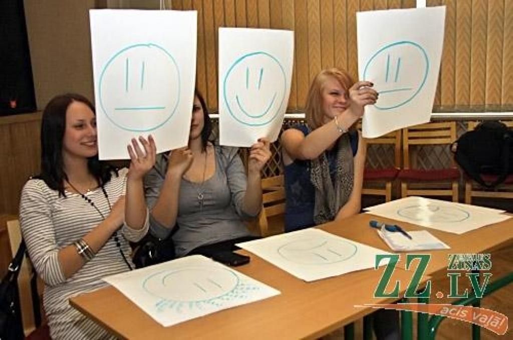 Jau par tradīciju kļuvušajā skolēnu erudītu konkursā «Dipadu - dapadu», kuru ceturto gadu organizē Jelgavas Skolēnu Dome, pirmdien zināšanās par Eiropas Savienību sacentās Jelgavas Valsts ģimnāzijas, 4.vidusskolas, Amatu vidusskolas,...