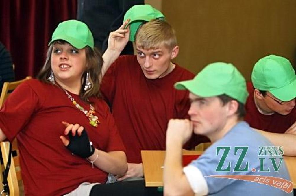 Jau par tradīciju kļuvušajā skolēnu erudītu konkursā «Dipadu - dapadu», kuru ceturto gadu organizē Jelgavas Skolēnu Dome, pirmdien zināšanās par Eiropas Savienību sacentās Jelgavas Valsts ģimnāzijas, 4.vidusskolas, Amatu vidusskolas,...