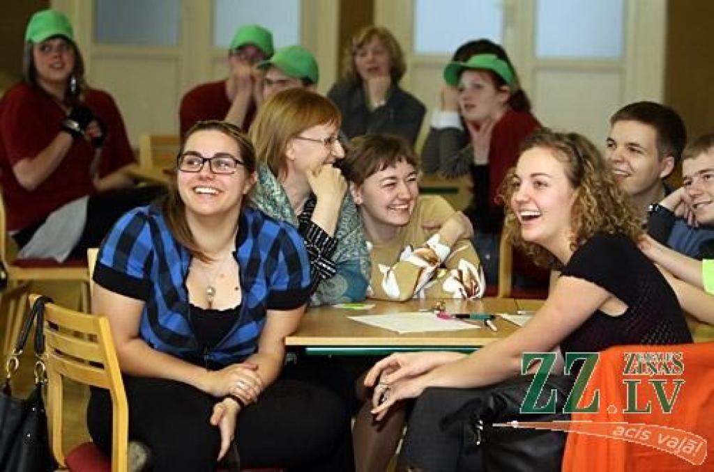 Jau par tradīciju kļuvušajā skolēnu erudītu konkursā «Dipadu - dapadu», kuru ceturto gadu organizē Jelgavas Skolēnu Dome, pirmdien zināšanās par Eiropas Savienību sacentās Jelgavas Valsts ģimnāzijas, 4.vidusskolas, Amatu vidusskolas,...