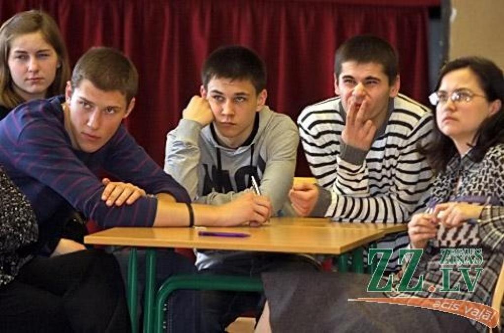 Jau par tradīciju kļuvušajā skolēnu erudītu konkursā «Dipadu - dapadu», kuru ceturto gadu organizē Jelgavas Skolēnu Dome, pirmdien zināšanās par Eiropas Savienību sacentās Jelgavas Valsts ģimnāzijas, 4.vidusskolas, Amatu vidusskolas,...