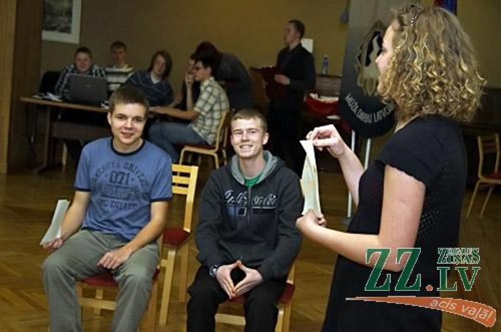 Jau par tradīciju kļuvušajā skolēnu erudītu konkursā «Dipadu - dapadu», kuru ceturto gadu organizē Jelgavas Skolēnu Dome, pirmdien zināšanās par Eiropas Savienību sacentās Jelgavas Valsts ģimnāzijas, 4.vidusskolas, Amatu vidusskolas,...