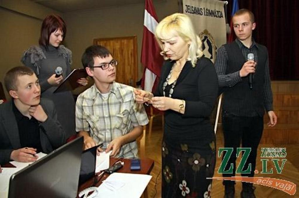 Jau par tradīciju kļuvušajā skolēnu erudītu konkursā «Dipadu - dapadu», kuru ceturto gadu organizē Jelgavas Skolēnu Dome, pirmdien zināšanās par Eiropas Savienību sacentās Jelgavas Valsts ģimnāzijas, 4.vidusskolas, Amatu vidusskolas,...