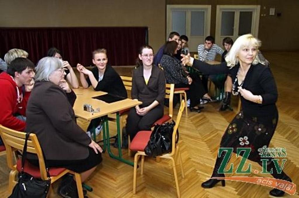 Jau par tradīciju kļuvušajā skolēnu erudītu konkursā «Dipadu - dapadu», kuru ceturto gadu organizē Jelgavas Skolēnu Dome, pirmdien zināšanās par Eiropas Savienību sacentās Jelgavas Valsts ģimnāzijas, 4.vidusskolas, Amatu vidusskolas,...