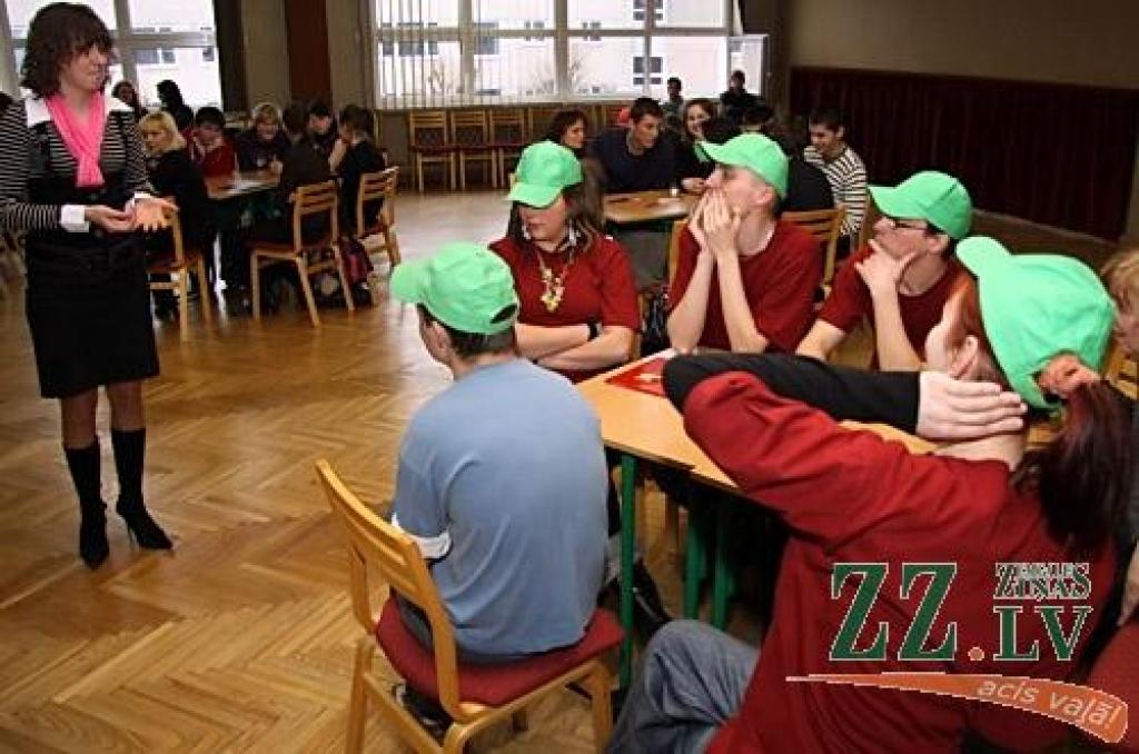 Jau par tradīciju kļuvušajā skolēnu erudītu konkursā «Dipadu - dapadu», kuru ceturto gadu organizē Jelgavas Skolēnu Dome, pirmdien zināšanās par Eiropas Savienību sacentās Jelgavas Valsts ģimnāzijas, 4.vidusskolas, Amatu vidusskolas,...