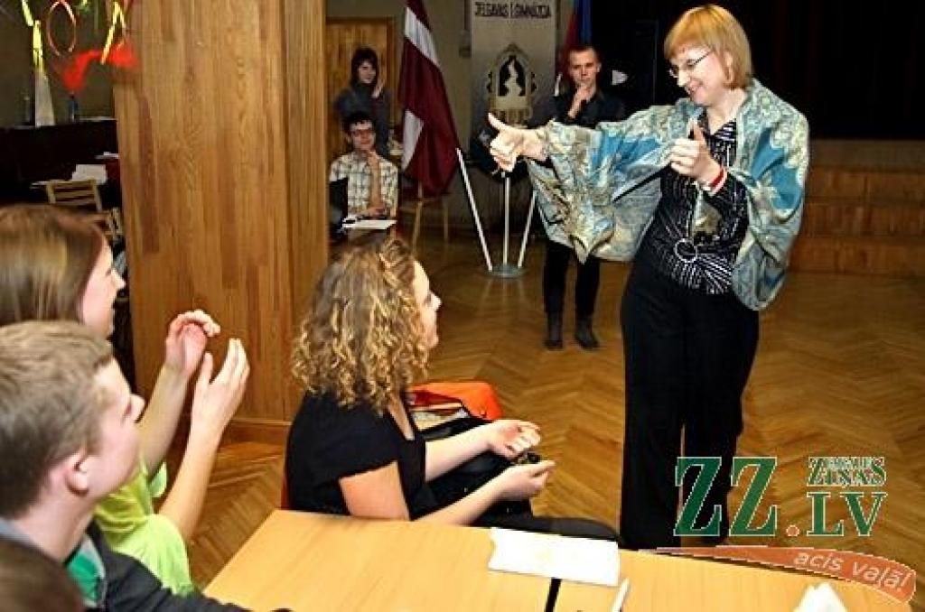 Jau par tradīciju kļuvušajā skolēnu erudītu konkursā «Dipadu - dapadu», kuru ceturto gadu organizē Jelgavas Skolēnu Dome, pirmdien zināšanās par Eiropas Savienību sacentās Jelgavas Valsts ģimnāzijas, 4.vidusskolas, Amatu vidusskolas,...