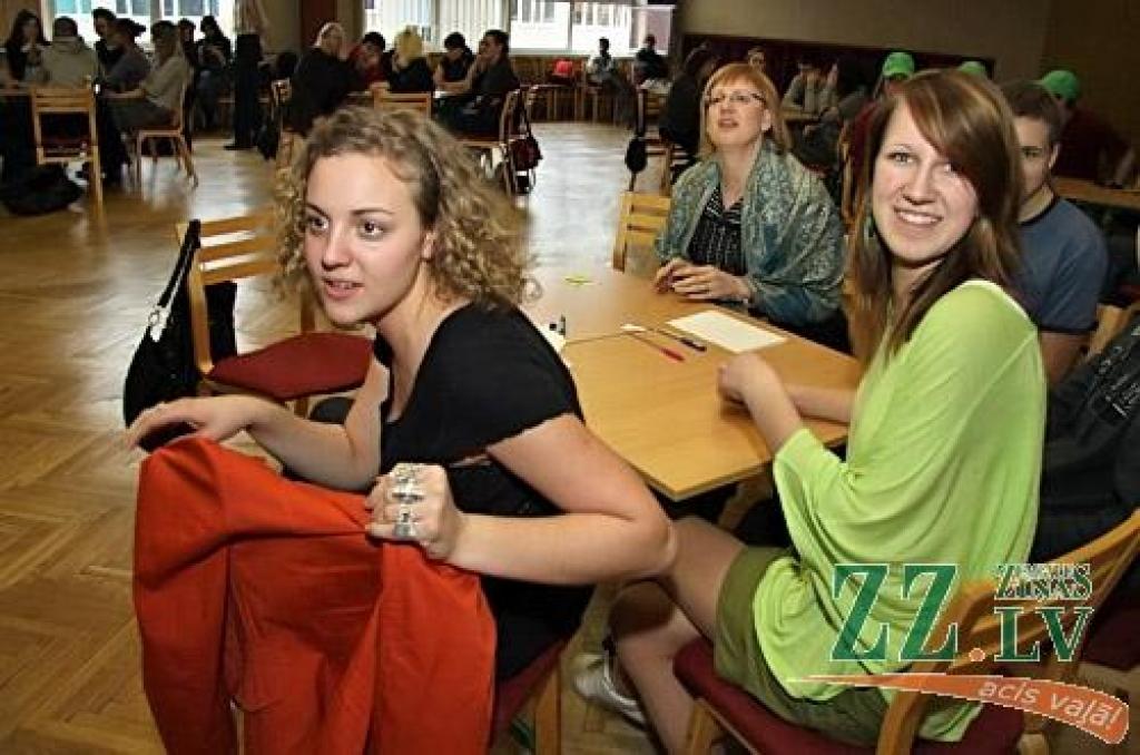 Jau par tradīciju kļuvušajā skolēnu erudītu konkursā «Dipadu - dapadu», kuru ceturto gadu organizē Jelgavas Skolēnu Dome, pirmdien zināšanās par Eiropas Savienību sacentās Jelgavas Valsts ģimnāzijas, 4.vidusskolas, Amatu vidusskolas,...