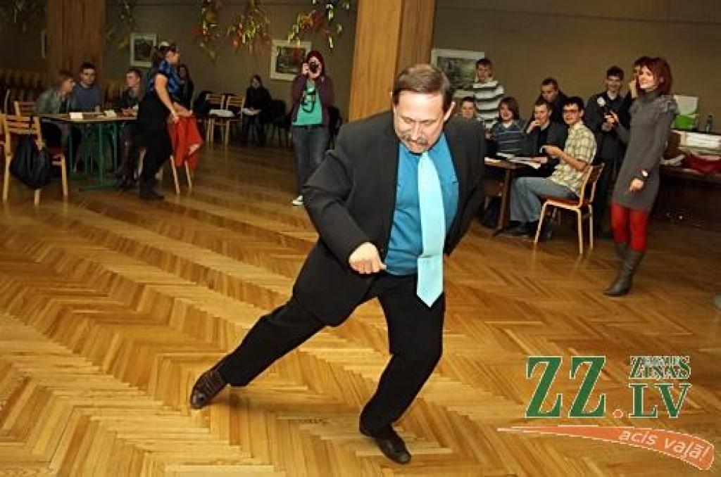 Jau par tradīciju kļuvušajā skolēnu erudītu konkursā «Dipadu - dapadu», kuru ceturto gadu organizē Jelgavas Skolēnu Dome, pirmdien zināšanās par Eiropas Savienību sacentās Jelgavas Valsts ģimnāzijas, 4.vidusskolas, Amatu vidusskolas,...