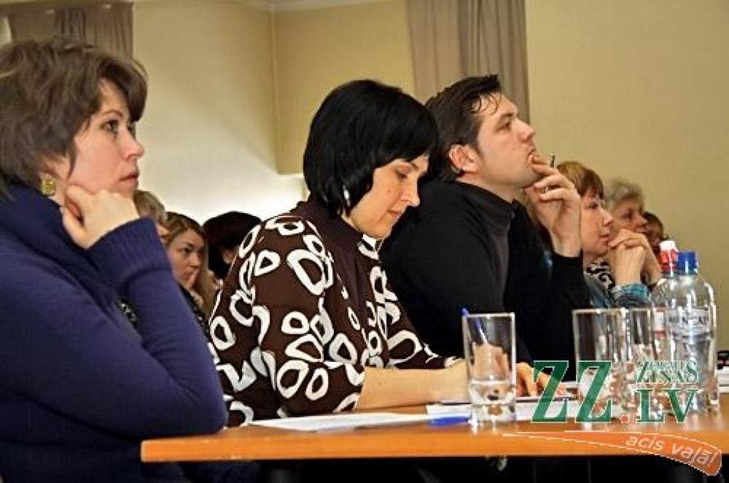 Jelgavas un Olaines novadu, kā arī Jelgavas pilsētas vokālo ansambļu skatē, kas sestdien risinājās Kalnciema kultūras namā, visaugstāko žūrijas novērtējumu – I pakāpes diplomu – ieguva vairāk nekā puse no klātesošajiem 20...