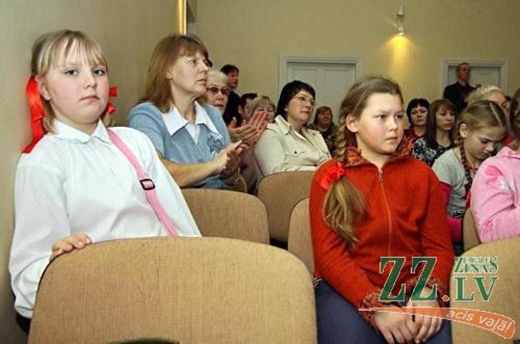 Jelgavas un Olaines novadu, kā arī Jelgavas pilsētas vokālo ansambļu skatē, kas sestdien risinājās Kalnciema kultūras namā, visaugstāko žūrijas novērtējumu – I pakāpes diplomu – ieguva vairāk nekā puse no klātesošajiem 20...