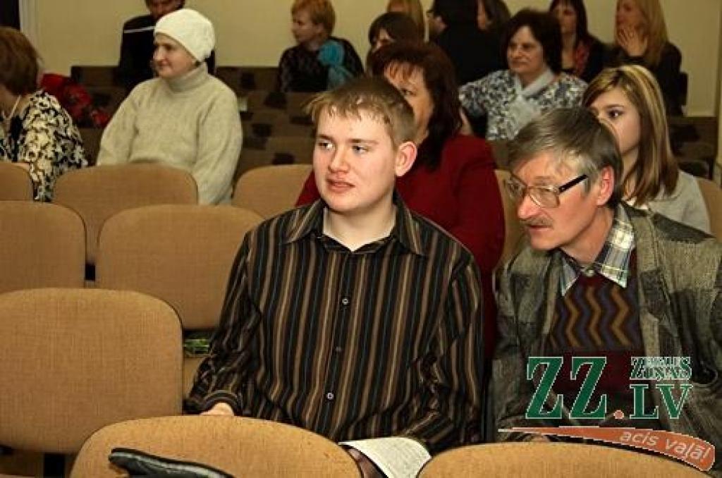 Jelgavas un Olaines novadu, kā arī Jelgavas pilsētas vokālo ansambļu skatē, kas sestdien risinājās Kalnciema kultūras namā, visaugstāko žūrijas novērtējumu – I pakāpes diplomu – ieguva vairāk nekā puse no klātesošajiem 20...
