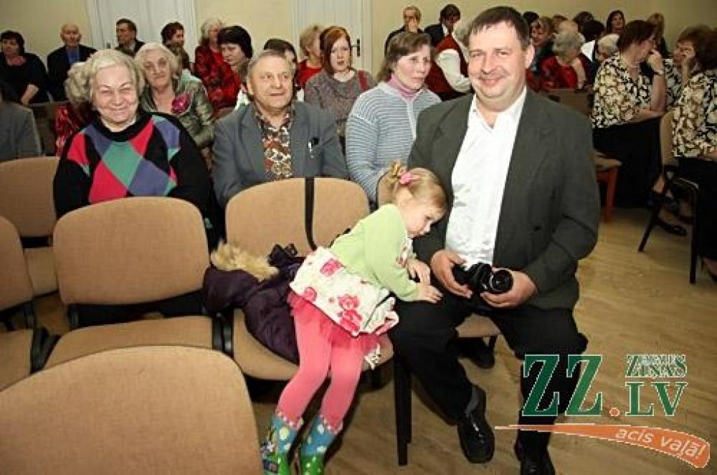 Jelgavas un Olaines novadu, kā arī Jelgavas pilsētas vokālo ansambļu skatē, kas sestdien risinājās Kalnciema kultūras namā, visaugstāko žūrijas novērtējumu – I pakāpes diplomu – ieguva vairāk nekā puse no klātesošajiem 20...