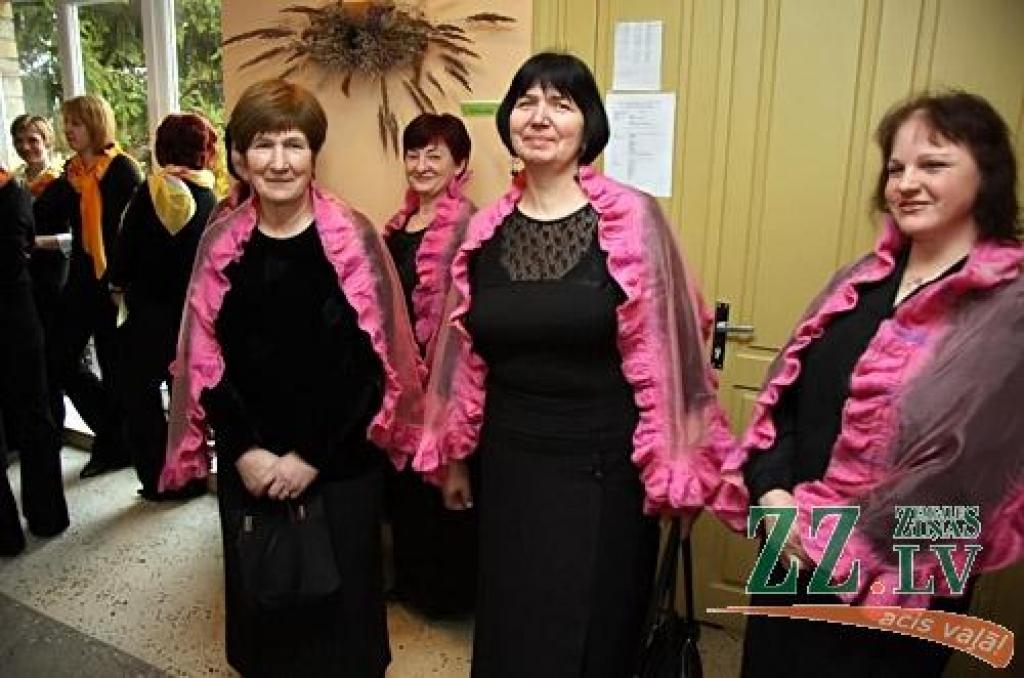 Jelgavas un Olaines novadu, kā arī Jelgavas pilsētas vokālo ansambļu skatē, kas sestdien risinājās Kalnciema kultūras namā, visaugstāko žūrijas novērtējumu – I pakāpes diplomu – ieguva vairāk nekā puse no klātesošajiem 20...
