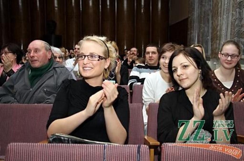 Otro pavasari pēc kārtas 8.marta vakarā Jelgavas Mūzikas vidusskolas pedagogi un audzēkņi, direktora Artūra Puķīša rosināti, kā mīlestības un cieņas apliecinājumu daiļā dzimuma kolēģēm veltī svētku koncertu. Lielu klausītāju interesi...