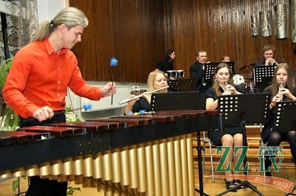 Otro pavasari pēc kārtas 8.marta vakarā Jelgavas Mūzikas vidusskolas pedagogi un audzēkņi, direktora Artūra Puķīša rosināti, kā mīlestības un cieņas apliecinājumu daiļā dzimuma kolēģēm veltī svētku koncertu. Lielu klausītāju interesi...