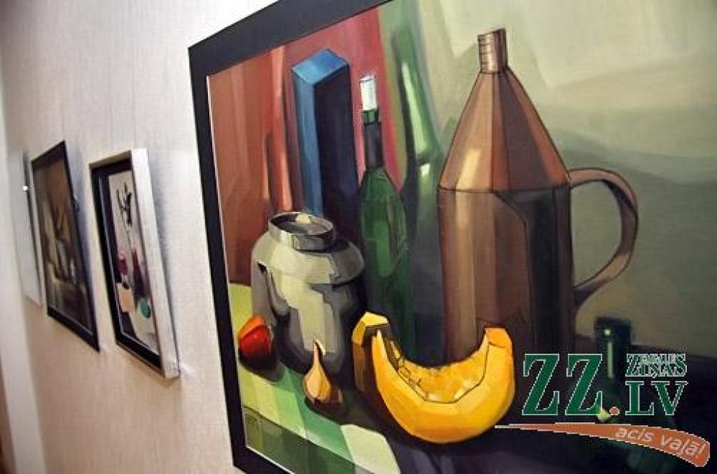 Lindas Rasnača beigusi Rīgas Dizaina un mākslas vidusskolu specialitātē «apģēbu dizains», bet kopš trešdienas vakara Jelgavas kultūras nama otrajā stāvā atvērta viņas pirmā zīmējumu un gleznojumu izstāde «Klusās dabas».
«Kaut...