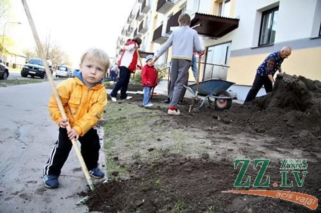 Saules lutināti, jelgavnieki 30.aprīlī vienojās kopīgajā talkā. 
Lielajā talkā darboņi manīti gan pie savām mājām, gan vietās, kuras ikdienā apmeklē citi – parkos, skvēros, Pasta salā, gar Driksu un Lielupi, Veselības takā un...