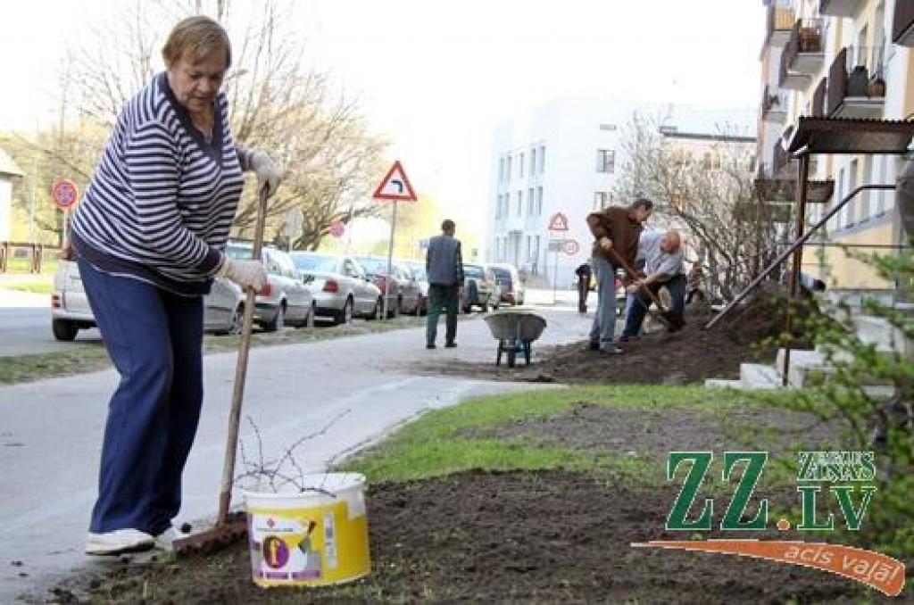 Saules lutināti, jelgavnieki 30.aprīlī vienojās kopīgajā talkā.
Lielajā talkā darboņi manīti gan pie savām mājām, gan vietās, kuras ikdienā apmeklē citi – parkos, skvēros, Pasta salā, gar Driksu un Lielupi, Veselības takā un...