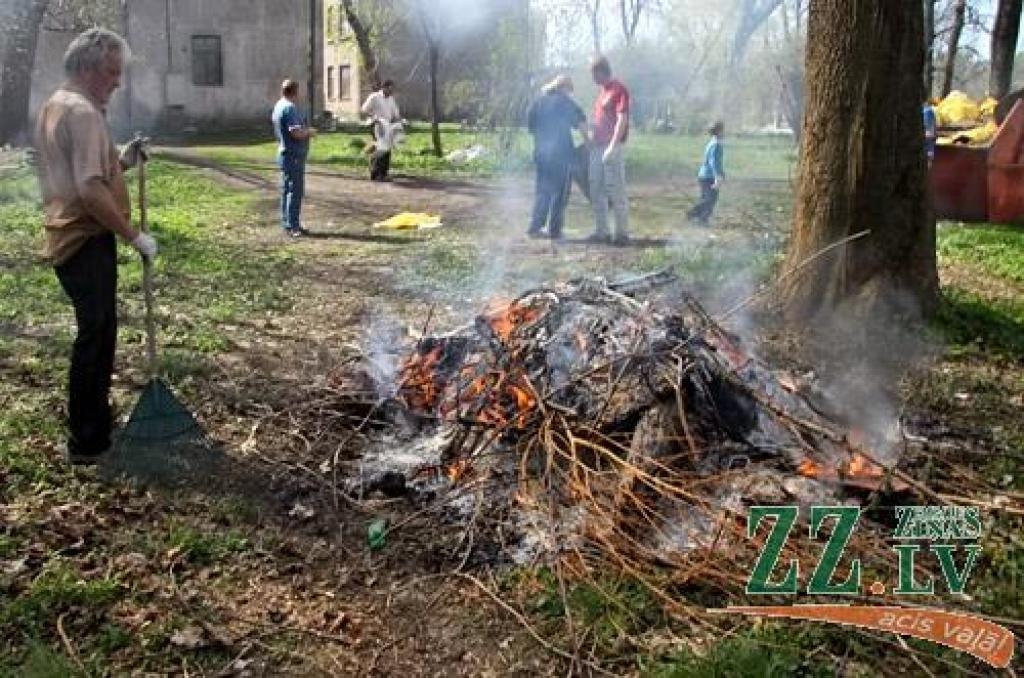 Saules lutināti, jelgavnieki 30.aprīlī vienojās kopīgajā talkā.
Lielajā talkā darboņi manīti gan pie savām mājām, gan vietās, kuras ikdienā apmeklē citi – parkos, skvēros, Pasta salā, gar Driksu un Lielupi, Veselības takā un...