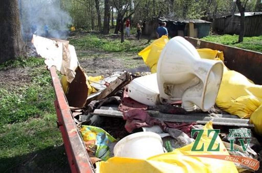 Saules lutināti, jelgavnieki 30.aprīlī vienojās kopīgajā talkā.
Lielajā talkā darboņi manīti gan pie savām mājām, gan vietās, kuras ikdienā apmeklē citi – parkos, skvēros, Pasta salā, gar Driksu un Lielupi, Veselības takā un...