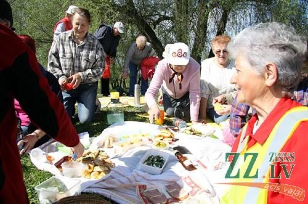 Saules lutināti, jelgavnieki 30.aprīlī vienojās kopīgajā talkā.
Lielajā talkā darboņi manīti gan pie savām mājām, gan vietās, kuras ikdienā apmeklē citi – parkos, skvēros, Pasta salā, gar Driksu un Lielupi, Veselības takā un...