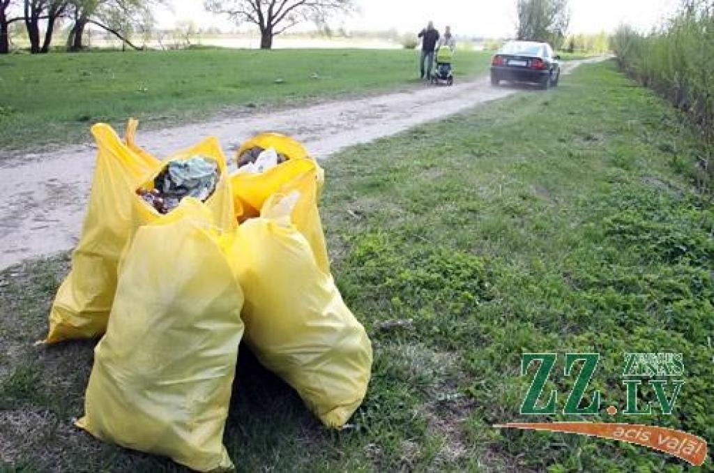 Saules lutināti, jelgavnieki 30.aprīlī vienojās kopīgajā talkā.
Lielajā talkā darboņi manīti gan pie savām mājām, gan vietās, kuras ikdienā apmeklē citi – parkos, skvēros, Pasta salā, gar Driksu un Lielupi, Veselības takā un...