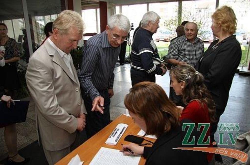 Šonedēļ, kad pasaule atzīmē Černobiļas atomelektrostacijas katastrofas 25.gadadienu, Jelgavas novada Domes zālē kopā tika aicināti 77 Jelgavas, 38 Jelgavas novada, kā arī 19 Ozolnieku novada vīri, kuri piedalījās katastrofas seku...