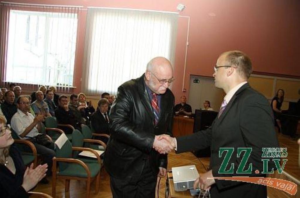 Šonedēļ, kad pasaule atzīmē Černobiļas atomelektrostacijas katastrofas 25.gadadienu, Jelgavas novada Domes zālē kopā tika aicināti 77 Jelgavas, 38 Jelgavas novada, kā arī 19 Ozolnieku novada vīri, kuri piedalījās katastrofas seku...
