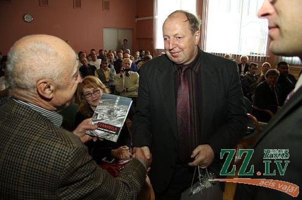 Šonedēļ, kad pasaule atzīmē Černobiļas atomelektrostacijas katastrofas 25.gadadienu, Jelgavas novada Domes zālē kopā tika aicināti 77 Jelgavas, 38 Jelgavas novada, kā arī 19 Ozolnieku novada vīri, kuri piedalījās katastrofas seku...