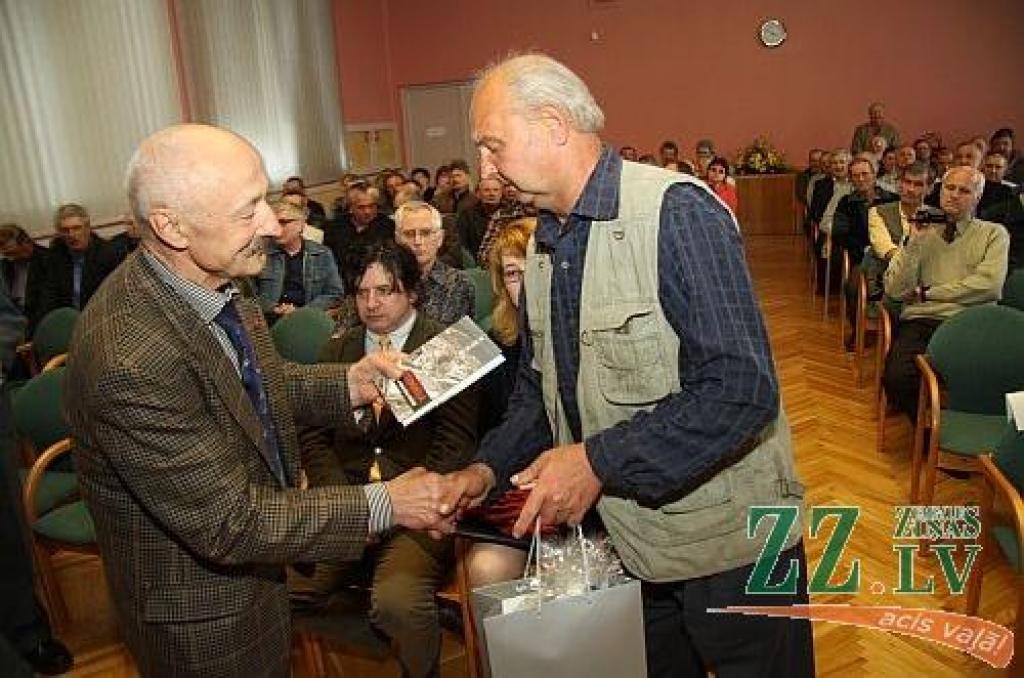 Šonedēļ, kad pasaule atzīmē Černobiļas atomelektrostacijas katastrofas 25.gadadienu, Jelgavas novada Domes zālē kopā tika aicināti 77 Jelgavas, 38 Jelgavas novada, kā arī 19 Ozolnieku novada vīri, kuri piedalījās katastrofas seku...