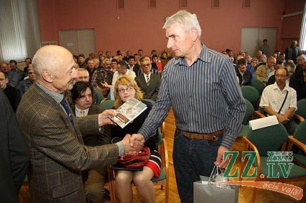 Šonedēļ, kad pasaule atzīmē Černobiļas atomelektrostacijas katastrofas 25.gadadienu, Jelgavas novada Domes zālē kopā tika aicināti 77 Jelgavas, 38 Jelgavas novada, kā arī 19 Ozolnieku novada vīri, kuri piedalījās katastrofas seku...
