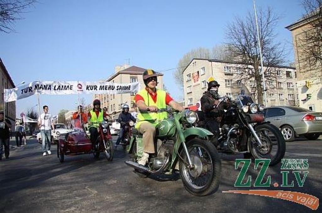 Pavasarī garāžās sāk rosīties auto sporta entuziasti, kuri nelaiž garām nevienu iespēju pārbaudīt un nostiprināt auto vadīšanas prasmes. Viens no pasākumiem, kas nodrošina vietu un laiku prasmju nostiprināšanai, ir ikgadējās Mehu dienas....
