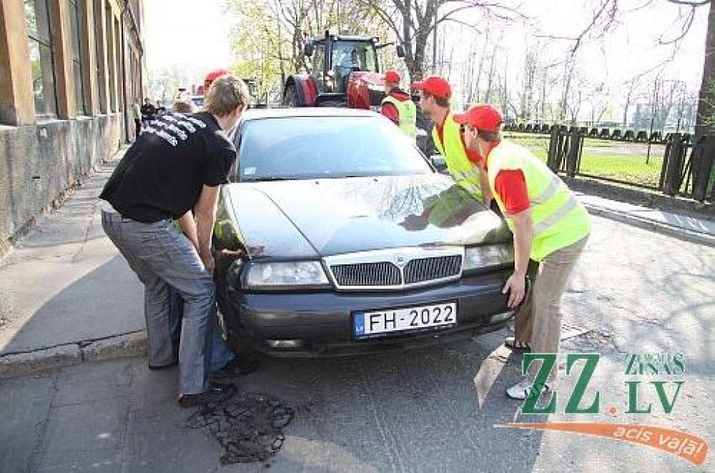 Pavasarī garāžās sāk rosīties auto sporta entuziasti, kuri nelaiž garām nevienu iespēju pārbaudīt un nostiprināt auto vadīšanas prasmes. Viens no pasākumiem, kas nodrošina vietu un laiku prasmju nostiprināšanai, ir ikgadējās Mehu dienas....