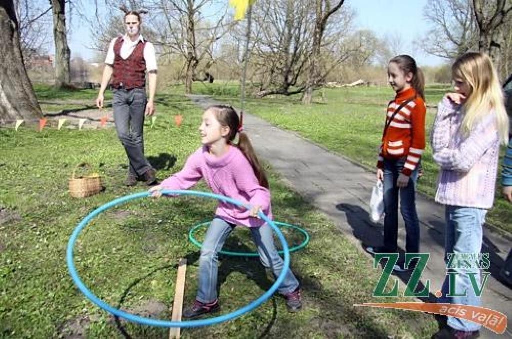 Ikgadējā Lieldienu pastaiga, kas Jelgavas pils parkā notika jau astoņpadsmito reizi, jaukajā pavasara laikā pulcēja daudz interesentu. Šūpošanās un olu ripināšana, radošās darbnīcas, atrakcijas un konkursi – šādas izklaides piedāvāja...