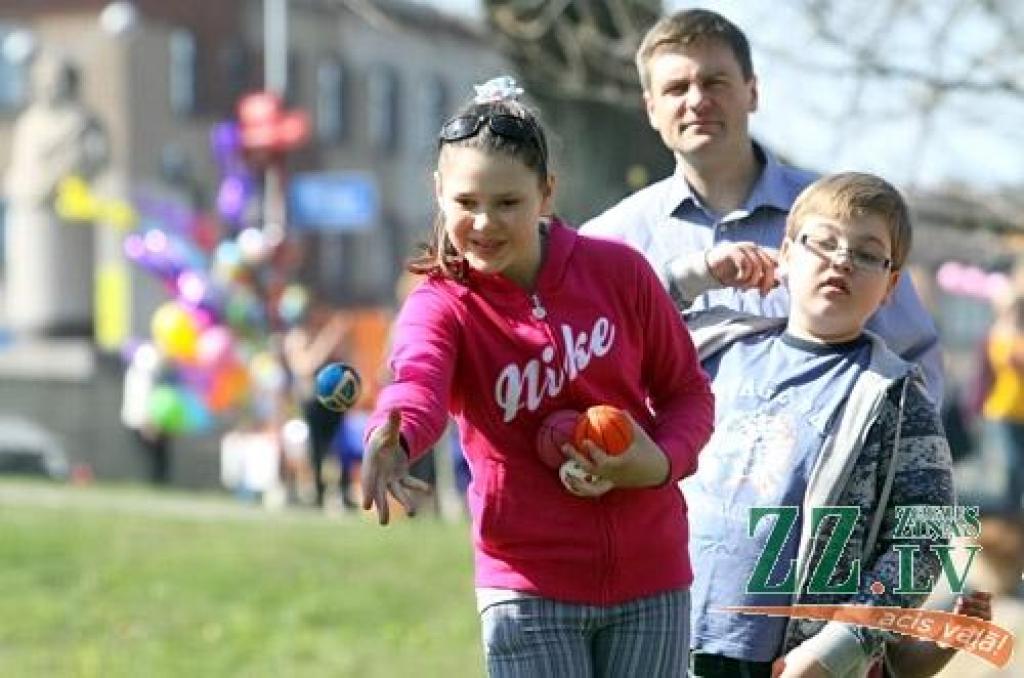 Ikgadējā Lieldienu pastaiga, kas Jelgavas pils parkā notika jau astoņpadsmito reizi, jaukajā pavasara laikā pulcēja daudz interesentu. Šūpošanās un olu ripināšana, radošās darbnīcas, atrakcijas un konkursi – šādas izklaides piedāvāja...
