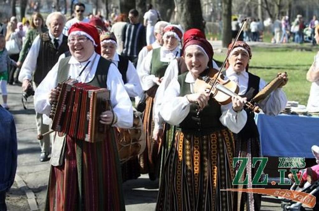 Ikgadējā Lieldienu pastaiga, kas Jelgavas pils parkā notika jau astoņpadsmito reizi, jaukajā pavasara laikā pulcēja daudz interesentu. Šūpošanās un olu ripināšana, radošās darbnīcas, atrakcijas un konkursi – šādas izklaides piedāvāja...