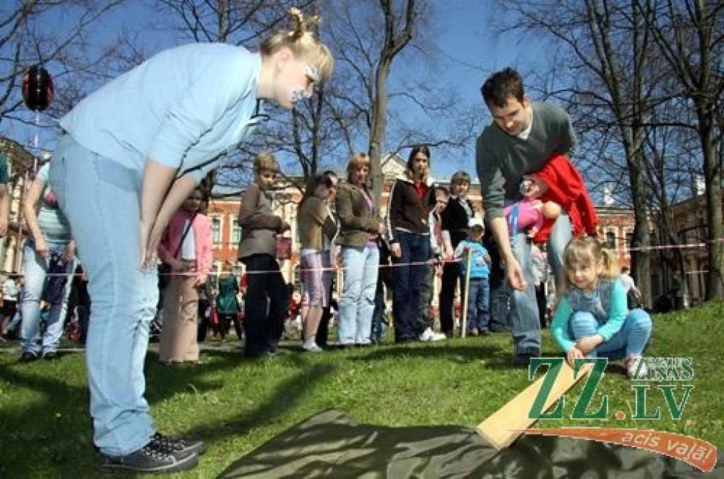 Ikgadējā Lieldienu pastaiga, kas Jelgavas pils parkā notika jau astoņpadsmito reizi, jaukajā pavasara laikā pulcēja daudz interesentu. Šūpošanās un olu ripināšana, radošās darbnīcas, atrakcijas un konkursi – šādas izklaides piedāvāja...